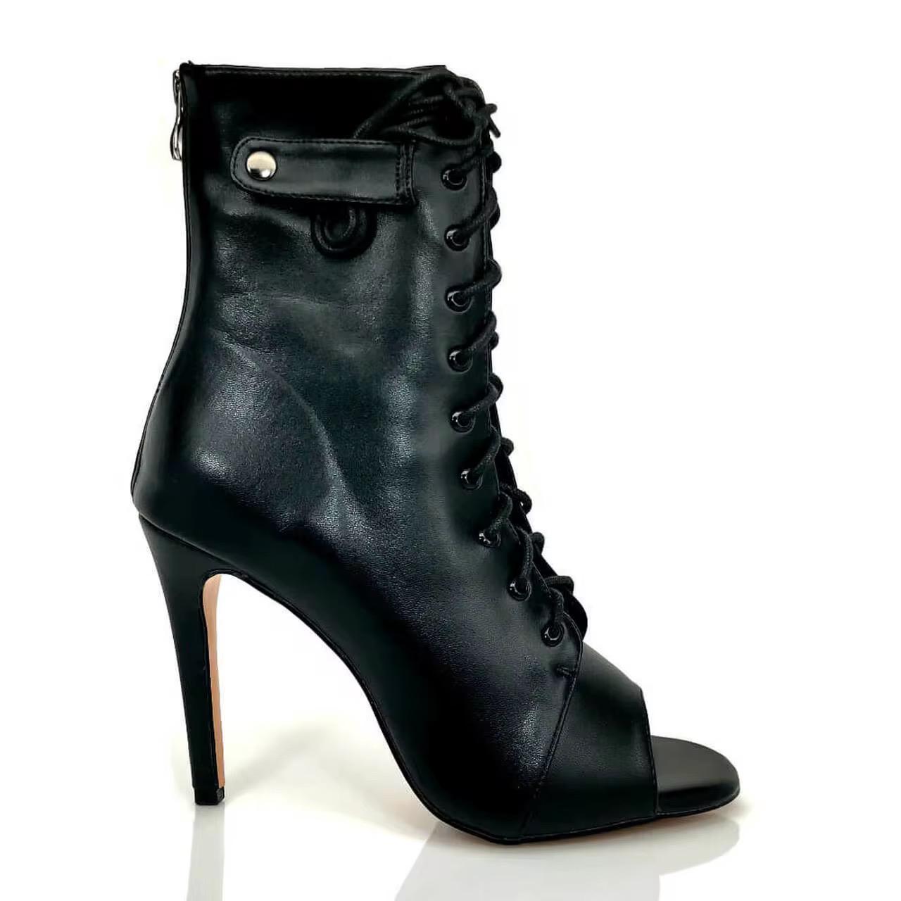 Zeitlos | Schwarzer Tanzstiefel aus veganem Leder mit Schnürung
